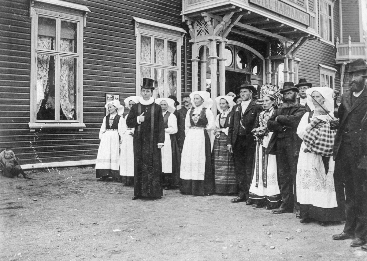 Bryllaupet til Gjertrud Jøsendal og Mikkel Gjerde framføre Hotel hardanger i 1899.
