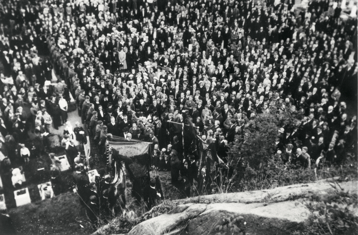 Folkemengde på Berjaflot gravplass under minnemarkering og urneinnsetjing for falne under andre verdskrigen.