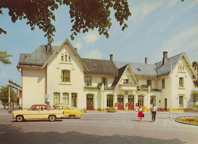 Fredrikstad jernbanestasjon, postkort ca. 1957-60. Nærmeste bil er en Fransk Ford Vedette 1955-57 eller Simca Ariane 1957-61. Bak: Opel Kaptein (Kapitän) 1956-57.. Foto/Photo