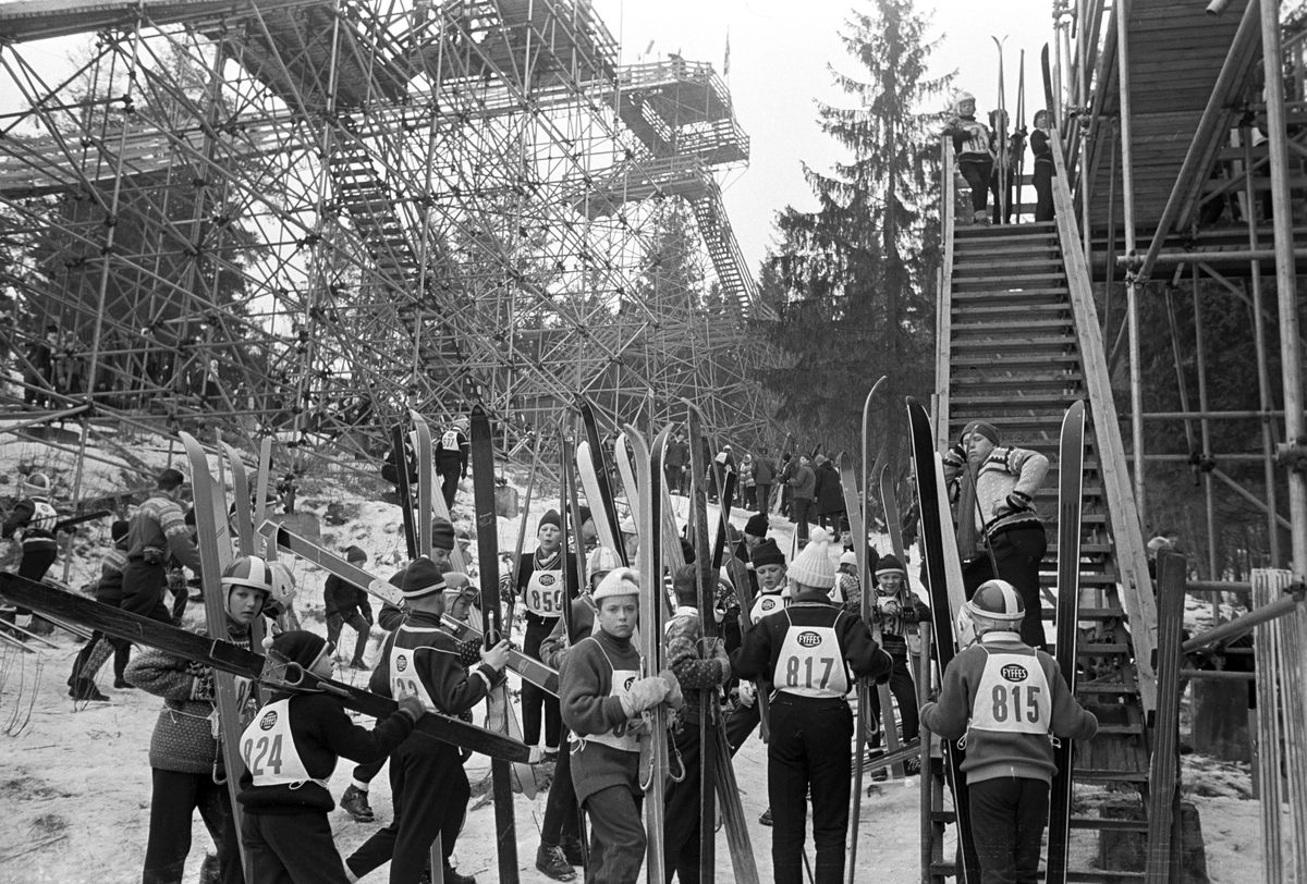 Mange gutter venter på tur til å gå for å hoppe, Bekkelaget skirenn i Bekkelagsbakken. Fotografert 8. mars 1964.