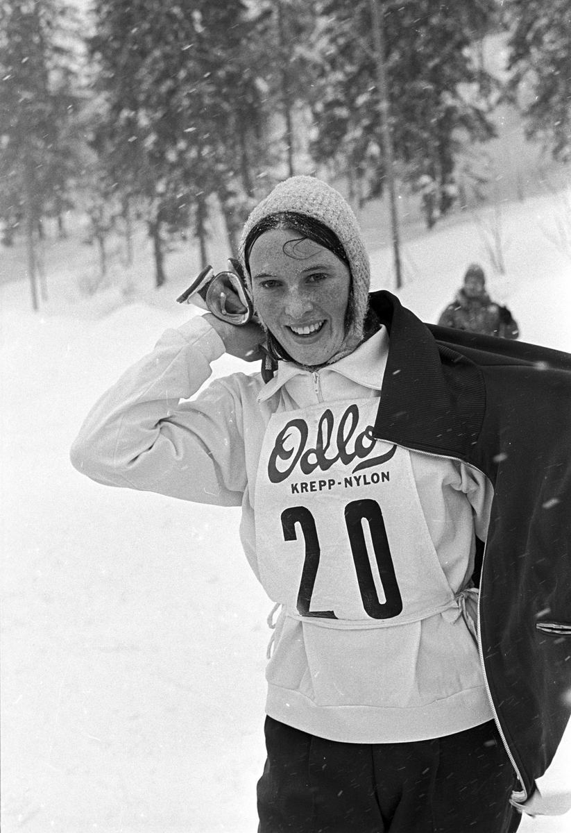 En jente med startnummer, NM i langrenn for junior, Holmenkollen. Fotografert februar 1969.