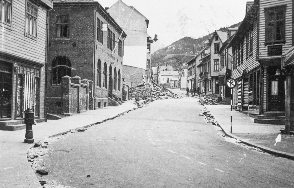 Etter bombinga av Skytningsstova i Røldal-Haukelivegen 23. april 1940