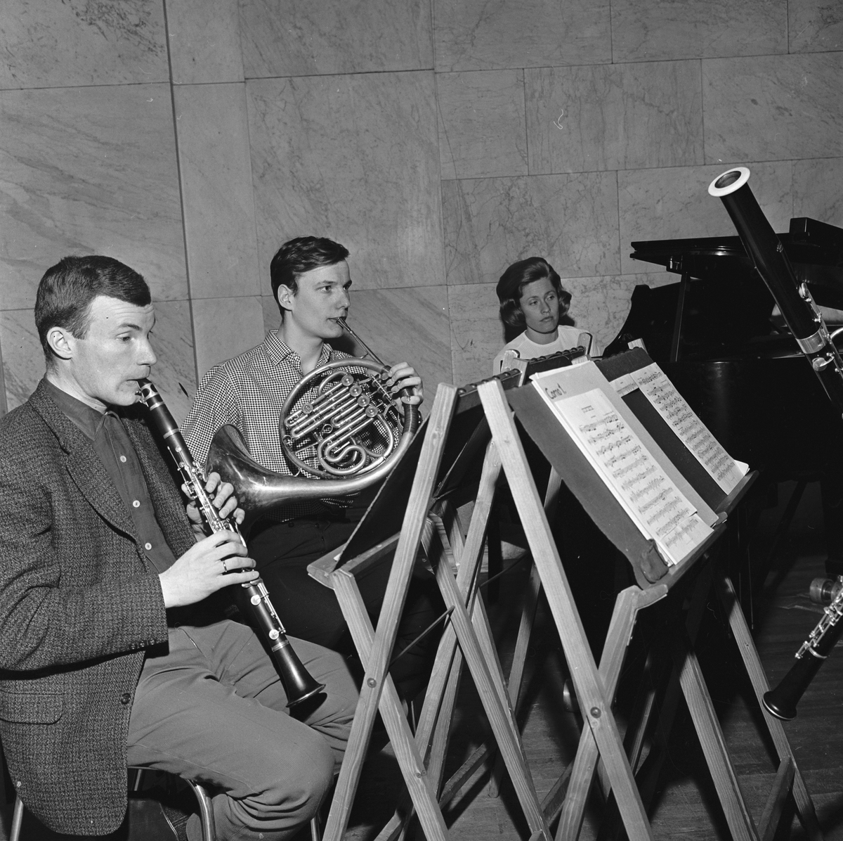 Oslo Blåsekvintett spiller sammen med Liv Glaser som sitter ved et flygel. Fotografert 8. mars 1965.