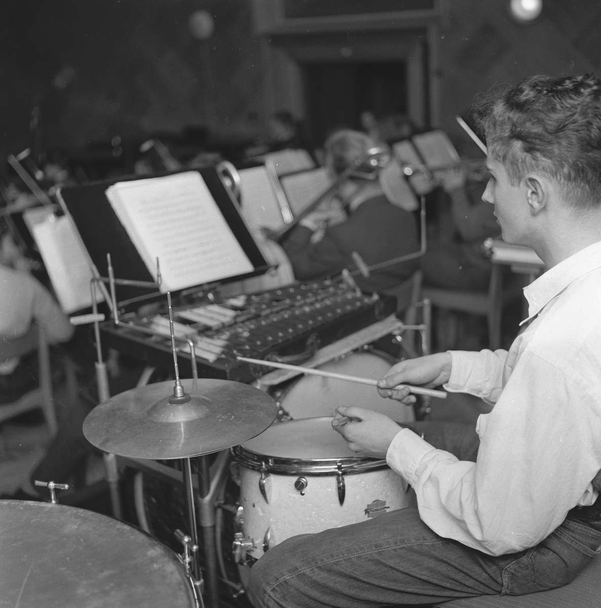 Kringkastingens Juniororkester øver, en spiller på trommer. Fotografert 15. desember 1958.
