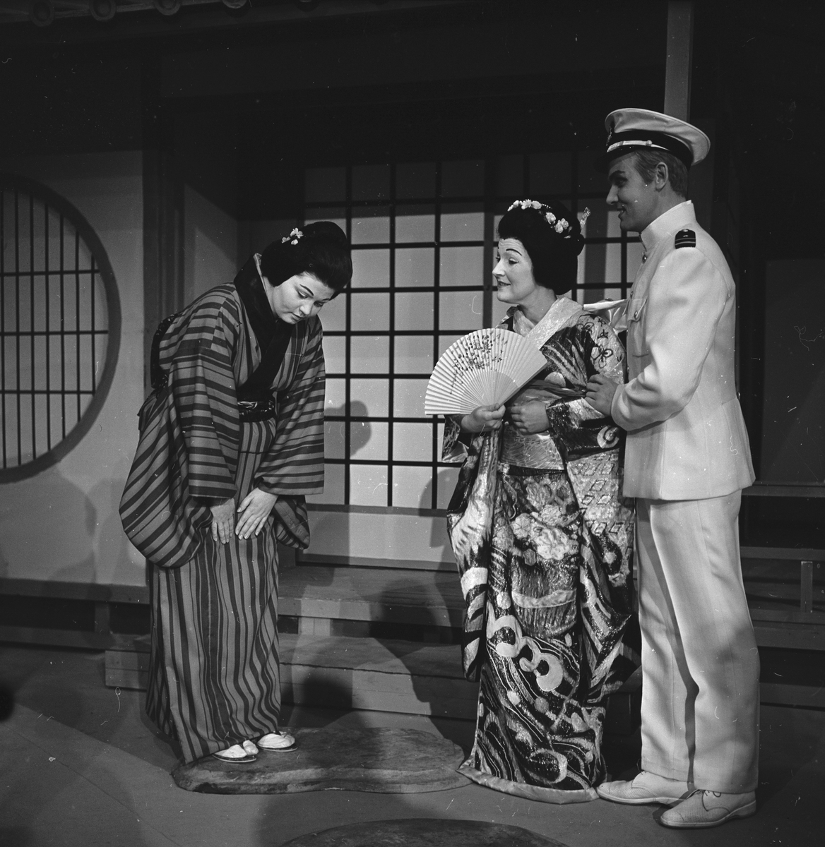 Fra oppsetningen av "Madame Butterfly" på Folketeatret. Skuespillere på scenen. Fotografert 1. april 1964.