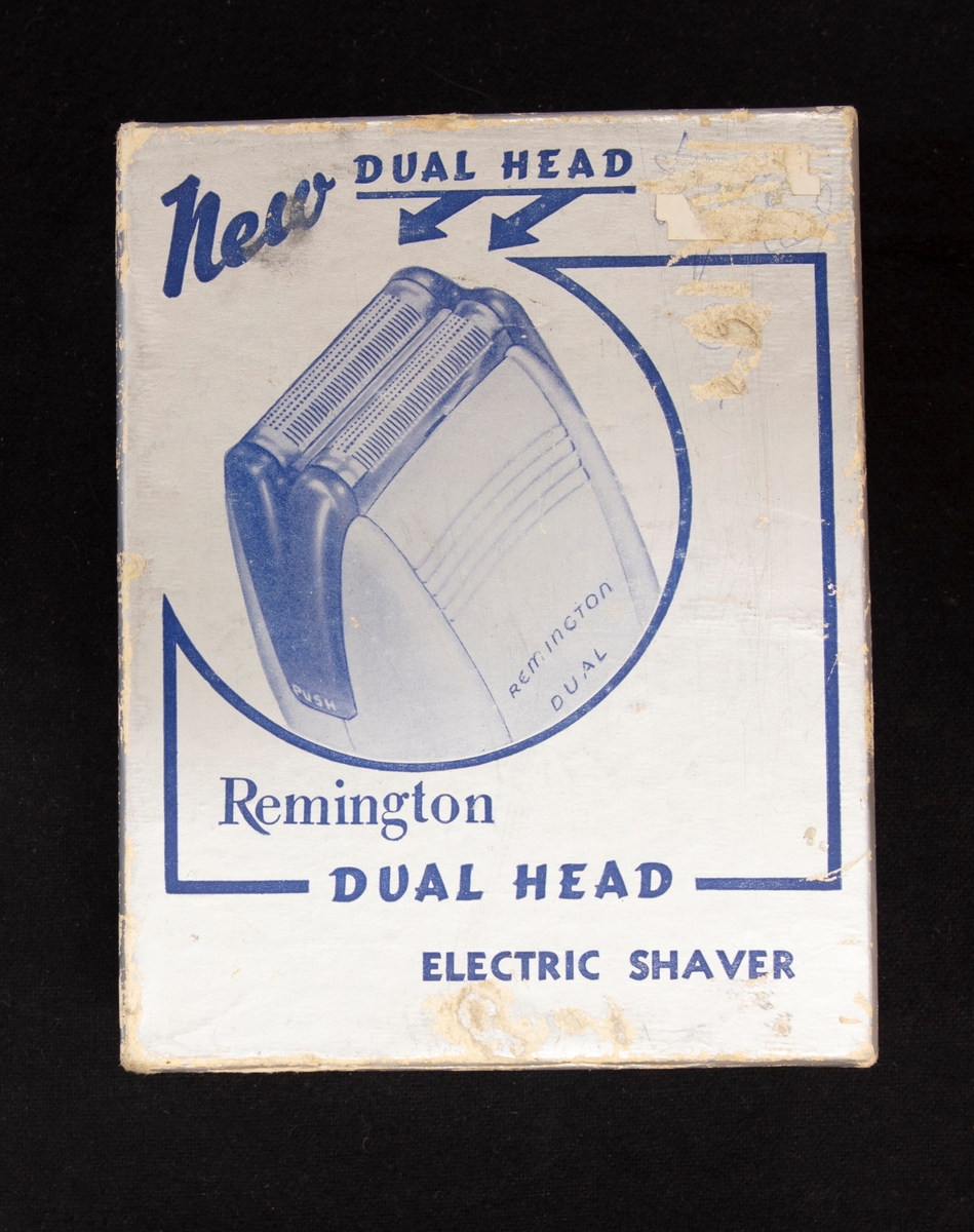 Elektrisk rakapparat av märket Remington i originalask. 

Rakapparat med elsladd. I pappförpackningen ligger en läderväska som stängs med tryckknapp. I denna läderväska ligger sladd och rakapparat. på lockets insida står skrivet med bläckpenna: Ericsson, Tel V-ås 32689

En papperslapp med garanti finns i asken, som är utfärdat 13 december 1947. Även kvittot, som visar att rakapparaten inköpts samma datum i Västerås.

Asken visar en bild på rakapparatens huvud samt texten: New Dual Head, Remington, Dual Head, Electric Shaver

Leif Erixon såld rakapparater i sin affär. Denna är dock äldre och är såld redan 1947. Troligen har Erixon fått den och har sedan haft den i hans lilla historiehörna i salongen.