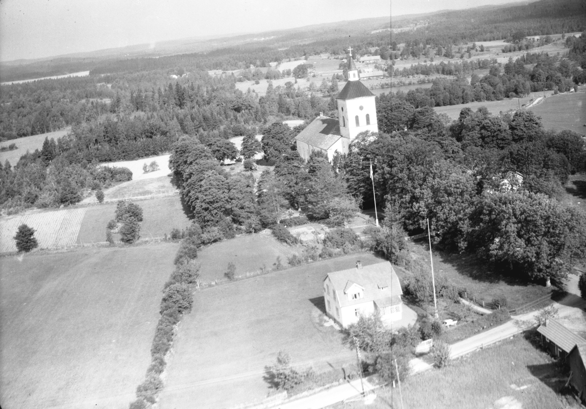 Flygfoto över Hultsjö kyrka i Sävsjö Kommun. Nr K 363.