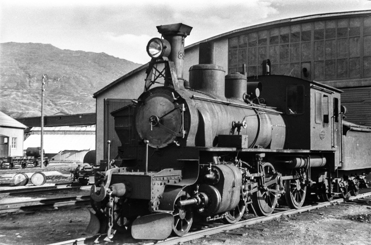 Sulitjelmabanens damplokomotiv nr. 85 ved lokomotivstallen i Lomi.