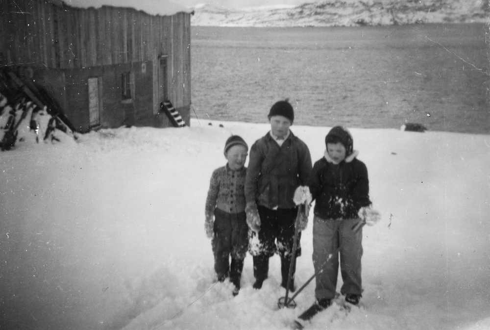 Leirfjord, Angarsnes. Skitur og lek i snøen. F.v.: Arthur Kristiansen, Olaf Kristiansen og ukjent.