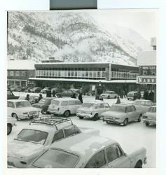 Torvet i Mosjøen 11.mars 1971. Biler er parkert både på torv