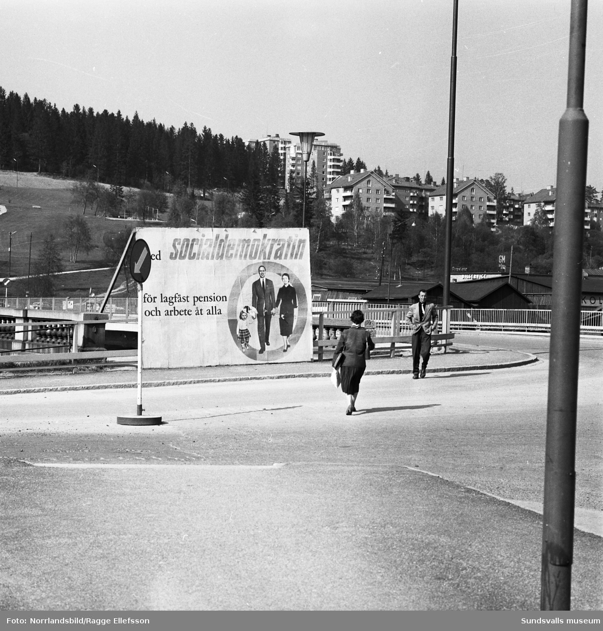 Valkampanj i Sundsvall 1958 med partiernas valaffischer på olika platser i staden. 1: Esplanaden, 2: Stadsbacken, 3: Esplanaden, 4: Norrmalm norr om Tivolibron, 5: söder om Tivolibron.