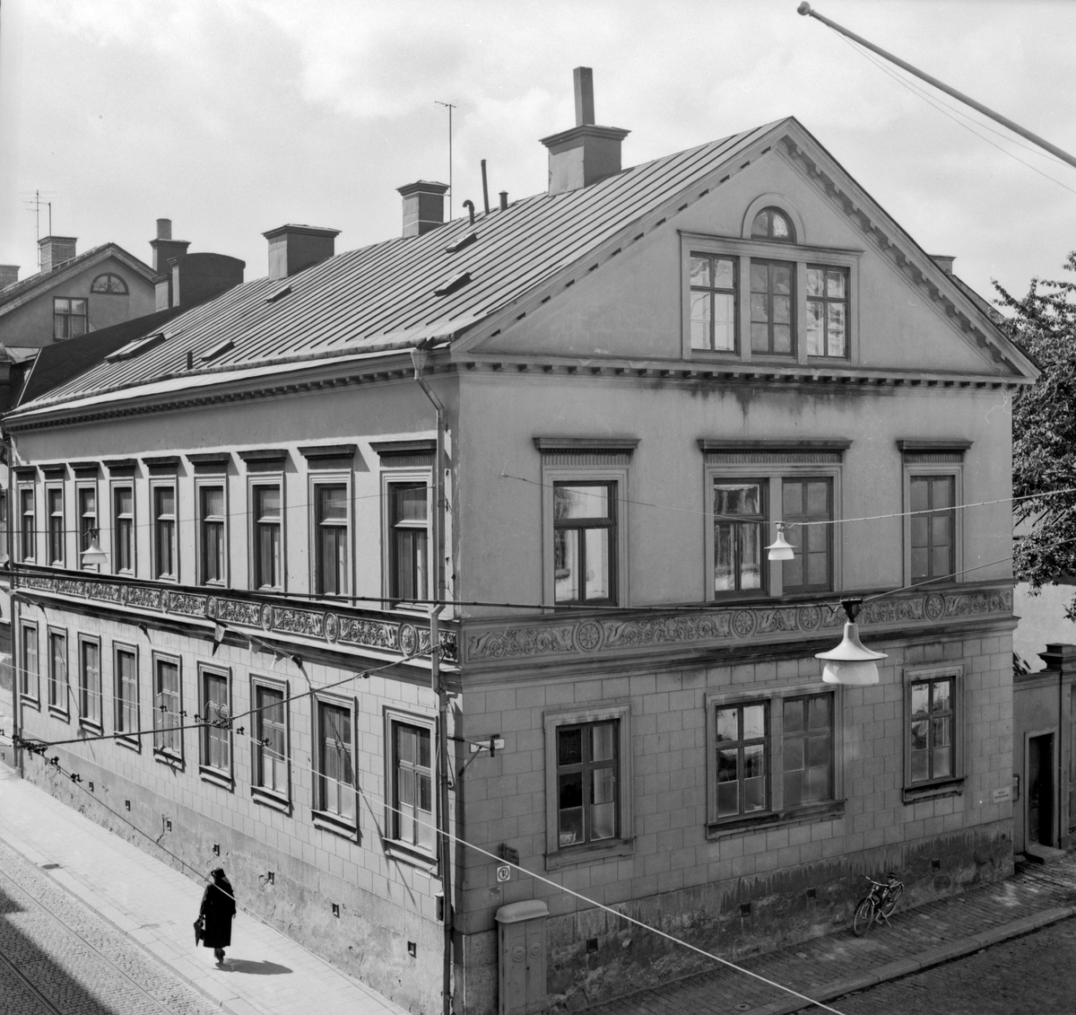 Den så kallade Hoffmanska gården i Norrköping. Uppfört 1852 efter ritningar av stadsarkitekten  Carl Theodor Malm. År 1885 inköptes huset av kyrkonämnden i Matteus församling. I första våningen inrymdes pastorsexpeditionen i tre rum och övre våningen blev kyrkoherdebostad. Byggnaden kom att rivas i samband med breddningen av Kungsgatan. Vy mot sydväst.