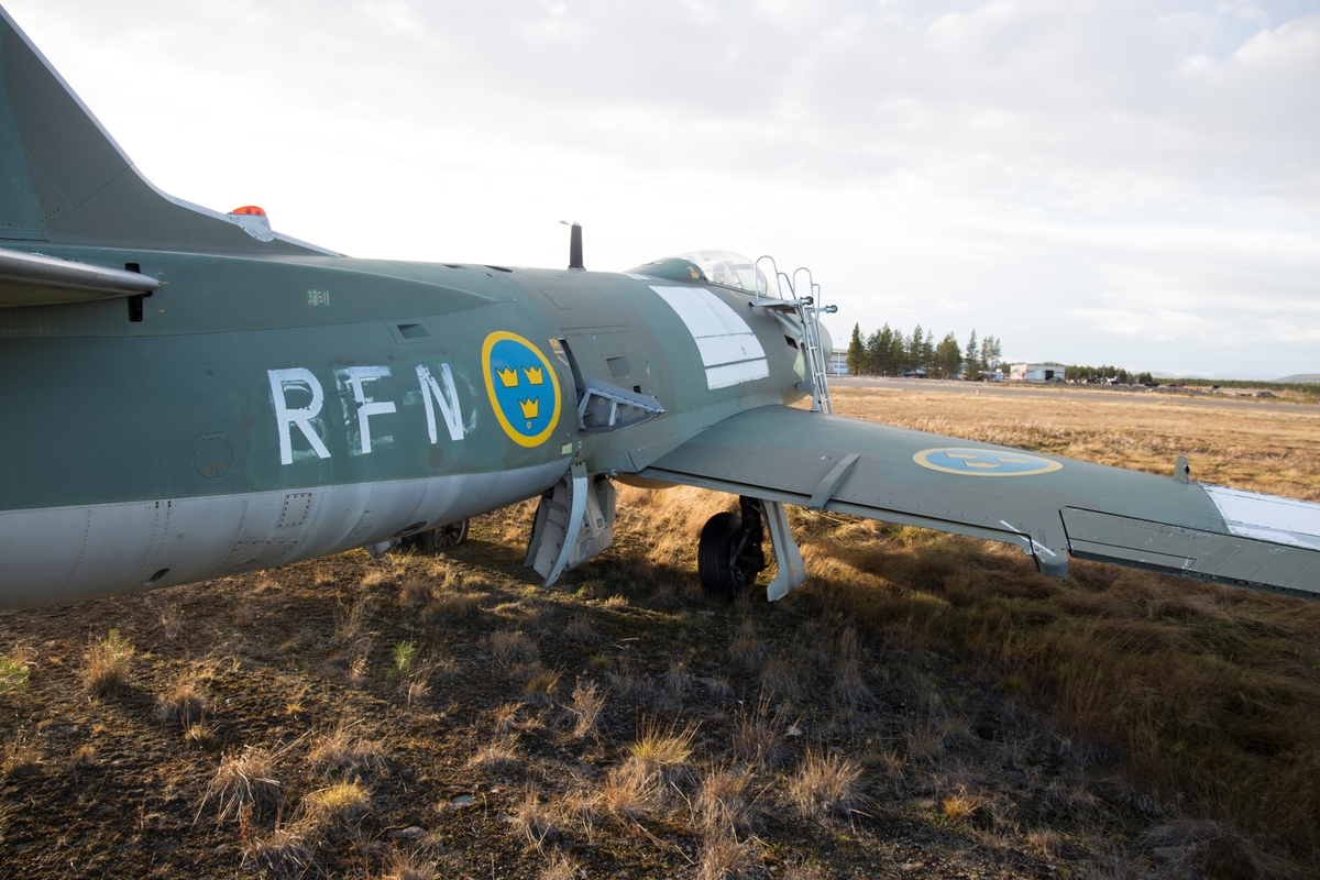 Jaktflygplan, J 32B
Saab 32 Lansen

Märkning: På bakkroppen RFN; på fenan kodsiffra 41, RFN:s emblem med två stiliserade flygplan, RFN och devisen Probere nesesse est