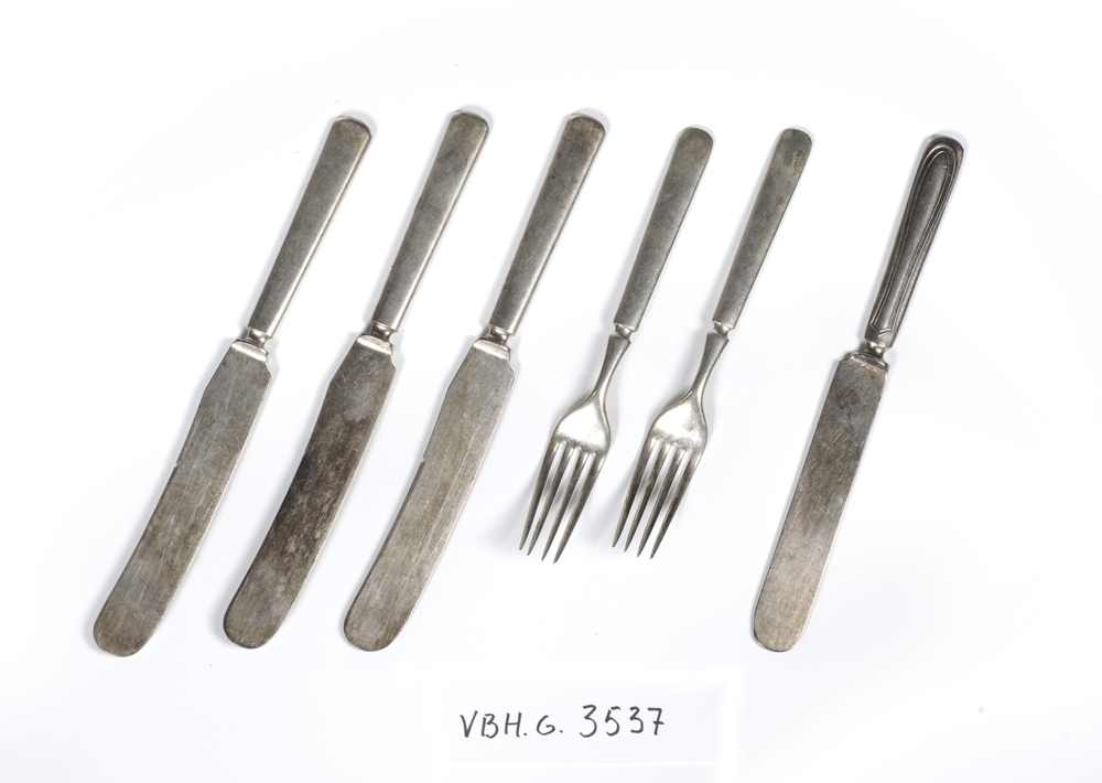 Form: Breie knivblad, 4 tinnar på gaflar

