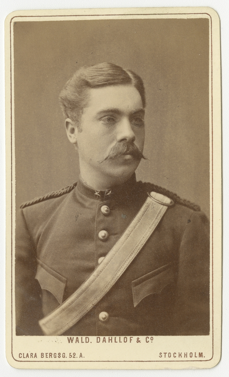 Porträtt av Gustaf Adolf Emrik Petersohn, underlöjtnant vid Göta artilleriregemente A 2.

Se även bild AMA.0008256.