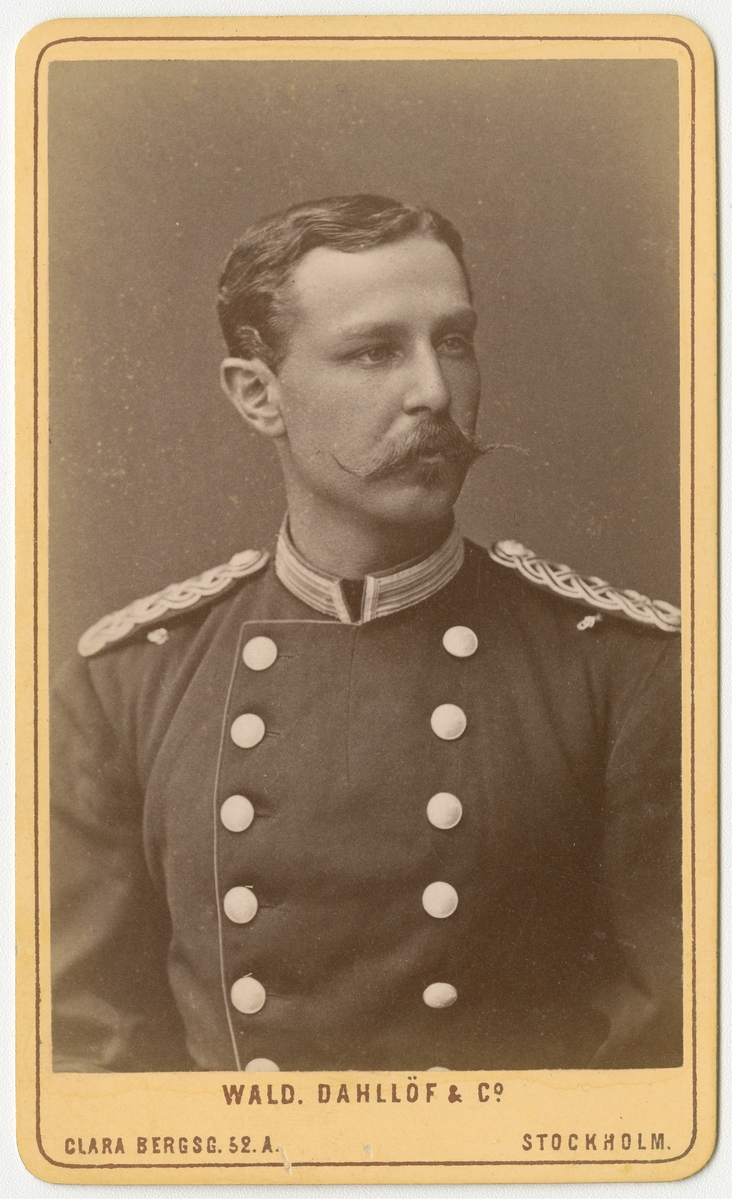 Porträtt av Ernst Ludvig Kugelberg, officer vid Andra livgrenadjärregementet I 5.

Se även bild AMA.0007708, AMA.0007725 och AMA.0009823.