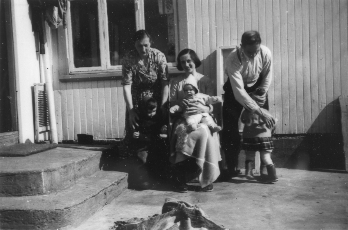 På Lynghaug 1957. Sigrun og Oskar Lynghaug med datter og barnebarn.