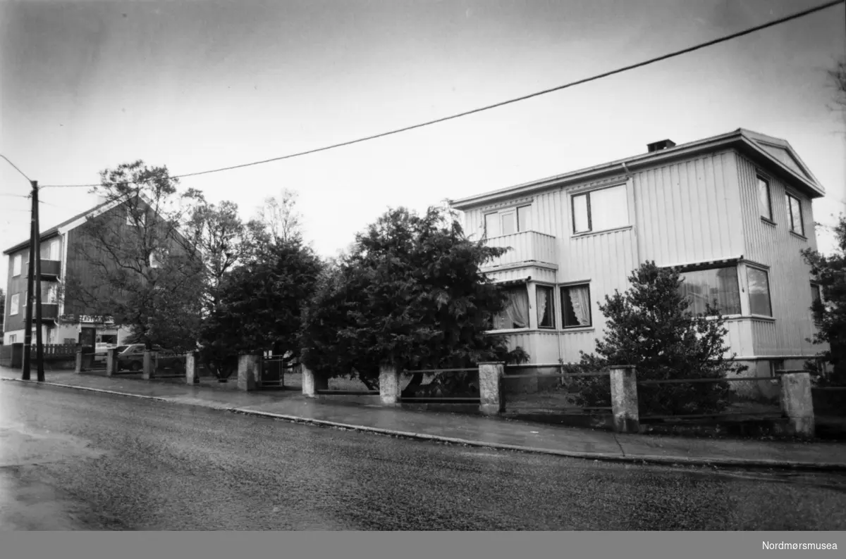 Kaasbølsvei 8 på Kirkelandet i Kristiansund. Fotoarkivet stammer fra Nordmørsposten, og inngår nå i Nordmøre museums fotosamlinger.