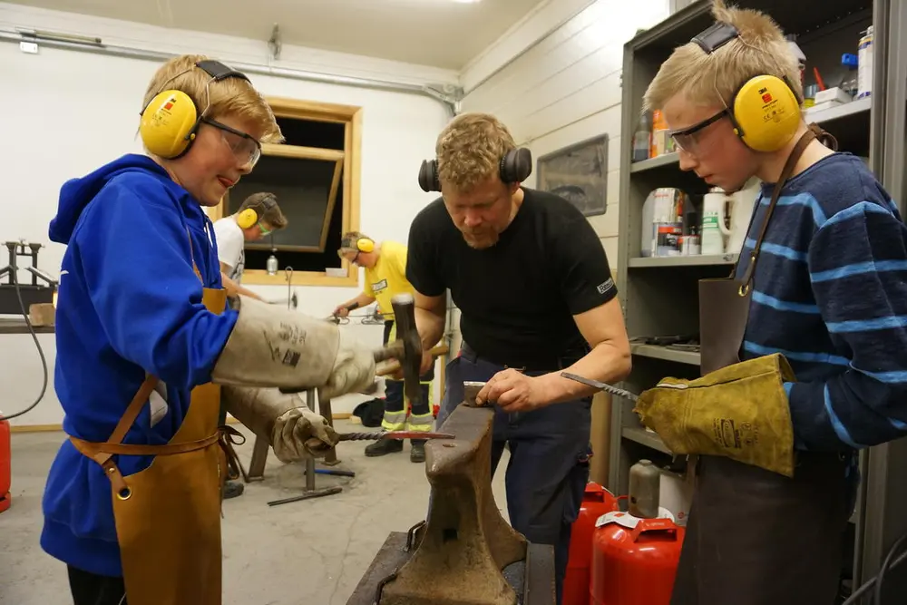 Unge gutar på smikurs