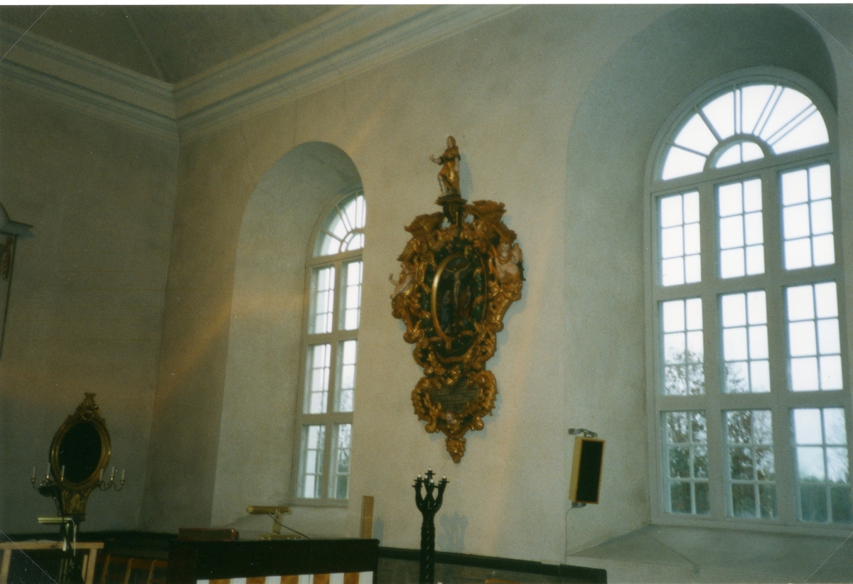 Karbenning sn.
Interiör Karbenning kyrka med epitafium och kyrkfönster, 2000.