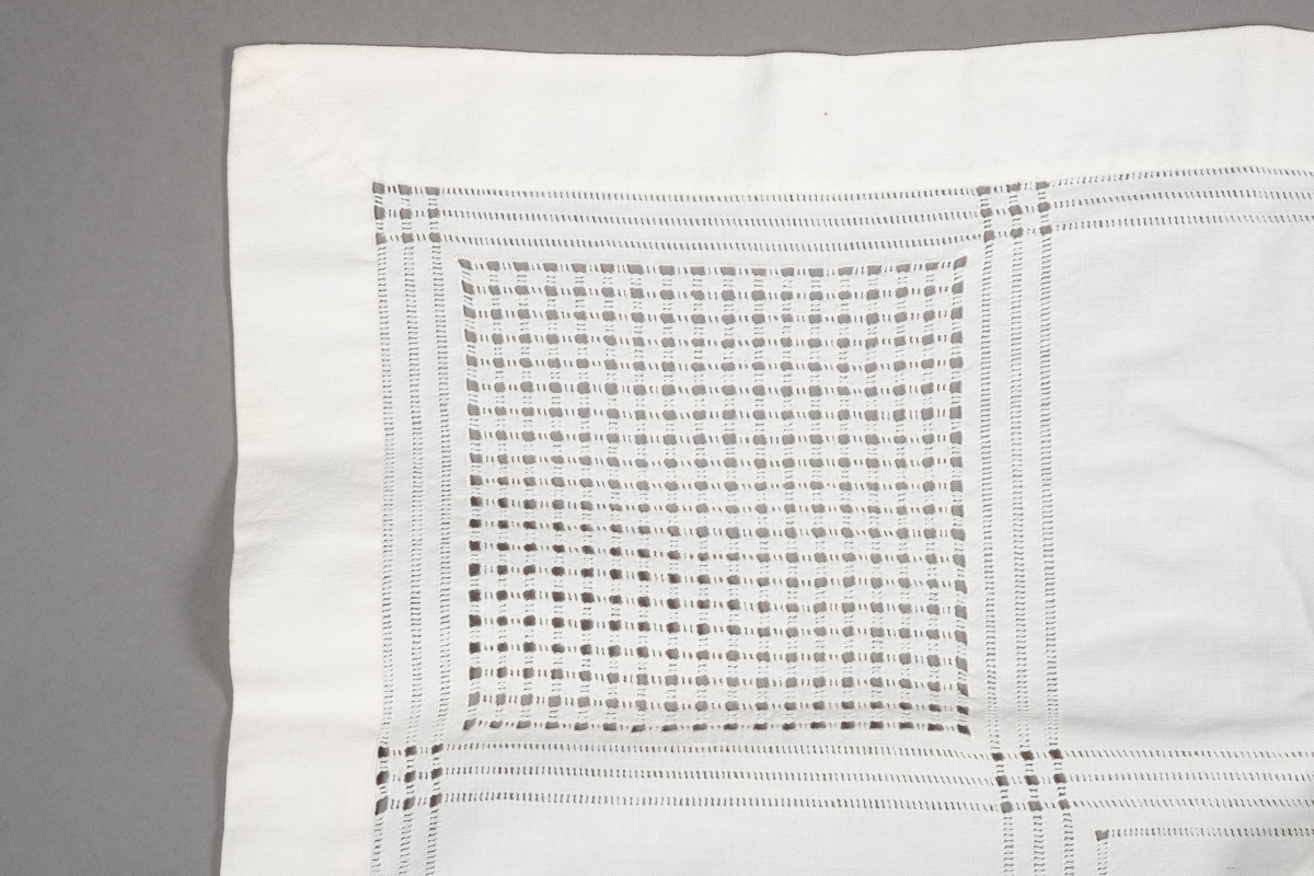 Håndsydd bordduk i kvadratisk form, Mønsteret på duket er laget med hullsøm.