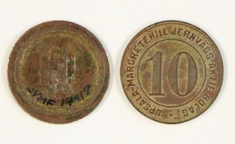 Badresepollett, rund med texten "UPSALA-MARGRETEHILL JERNVÄGS AKTIE BOLAG" (UGJ). I mitten står det "10".