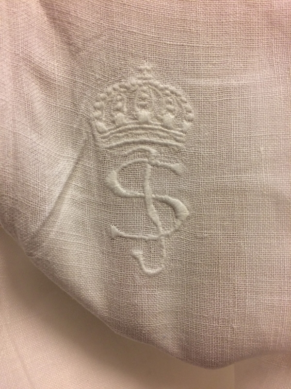 Påslakan av vit bomullsväv, med SJ:s krönta monogram broderat i vitt upptill.