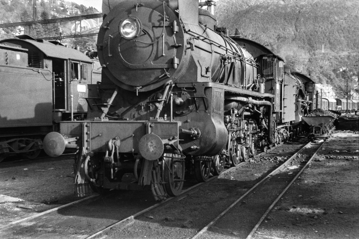 Damplokomotiv type 31b nr. 427 ved lokomotivstallen på Bergen stasjon. Trallebane med vagger for transport av kull til lokomotivene.