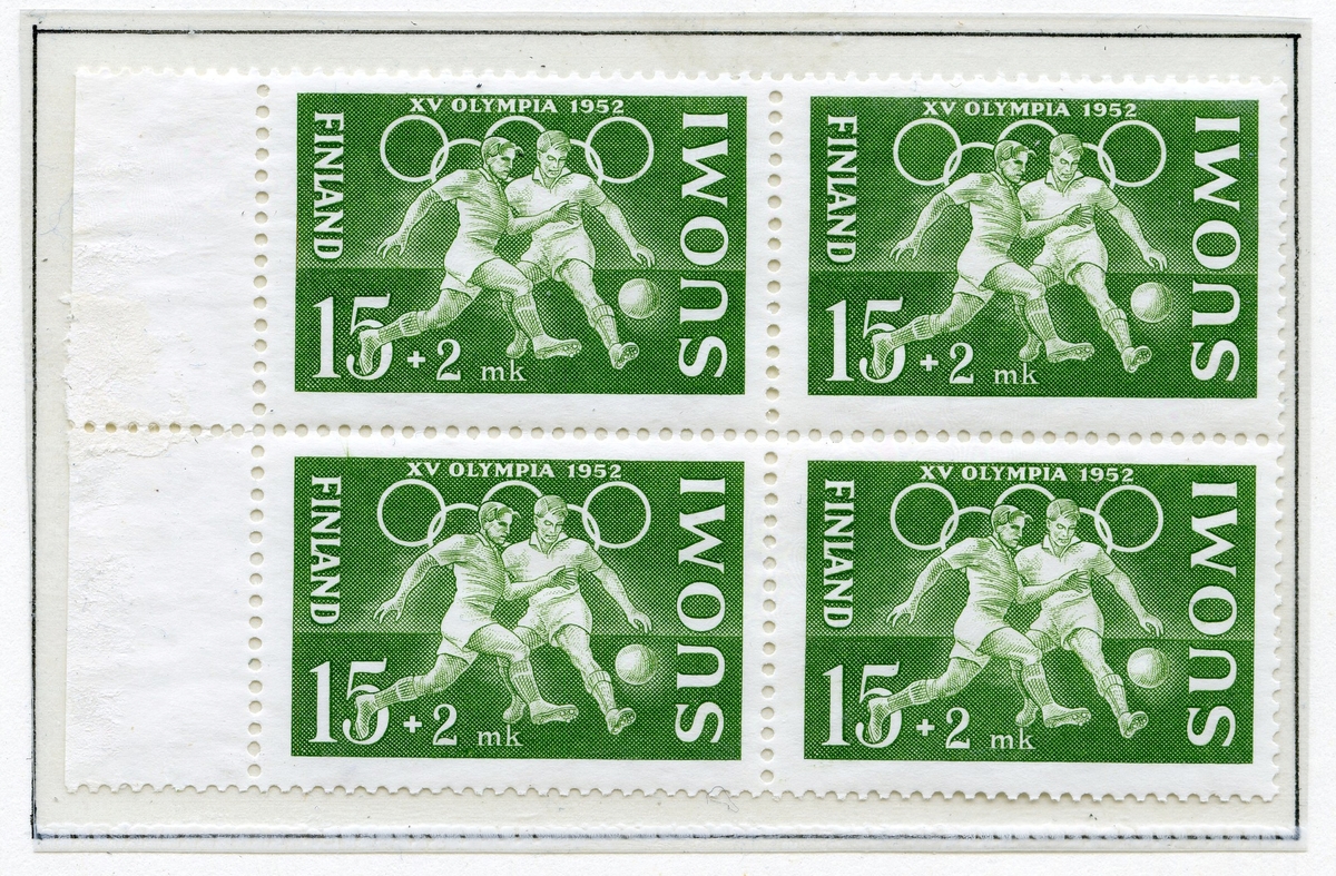 A4-ark med fire blokker av fire frimerker fra sommer-OL i Helsinki 1952, alle med de olympiske ringer. De røde frimerkene har bilde av en stuper, de grønne viser to fotballspillere, de brune viser en sprinter, og de blå viser Olympiastadion. Nederst på siden er det limt inn et frimerkehefte med priser på flere språk.