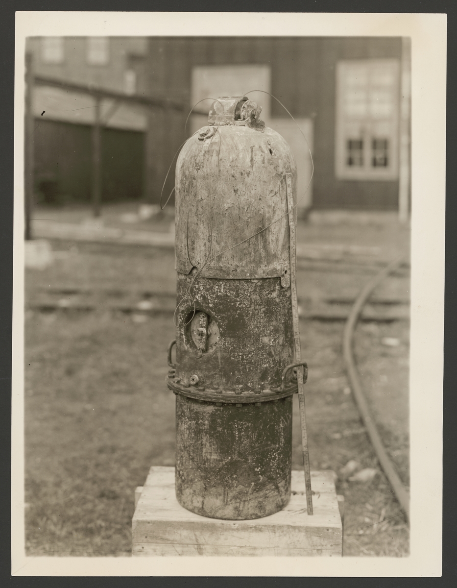 Bildserie som dokumenterar desarmeringen av en tysk tillverkad sjunkbomb som hittades 1936 vid Hasslö av besättningen från trålaren "Försten.