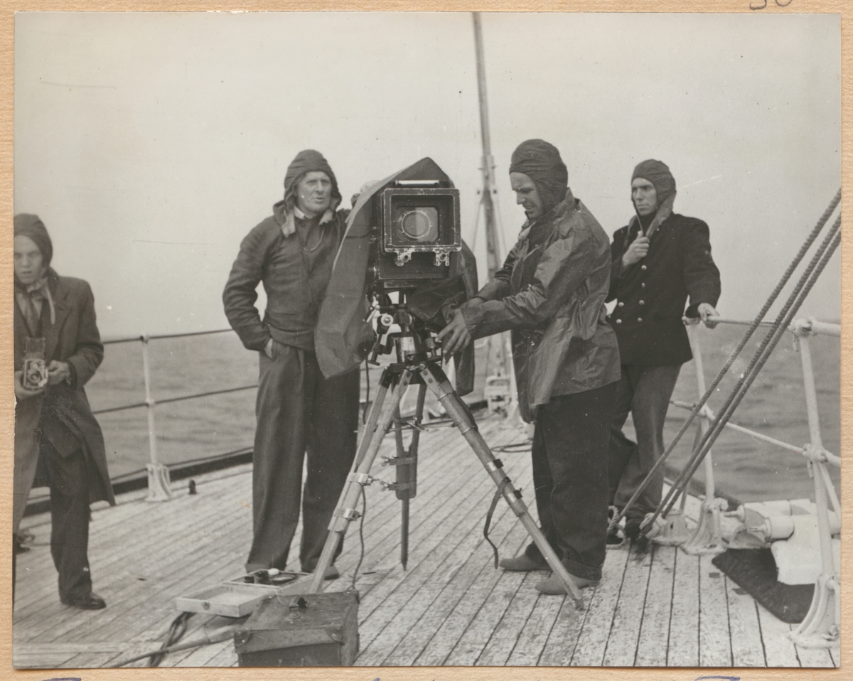 Bilden visar en filmcrew ombord på Fylgia.