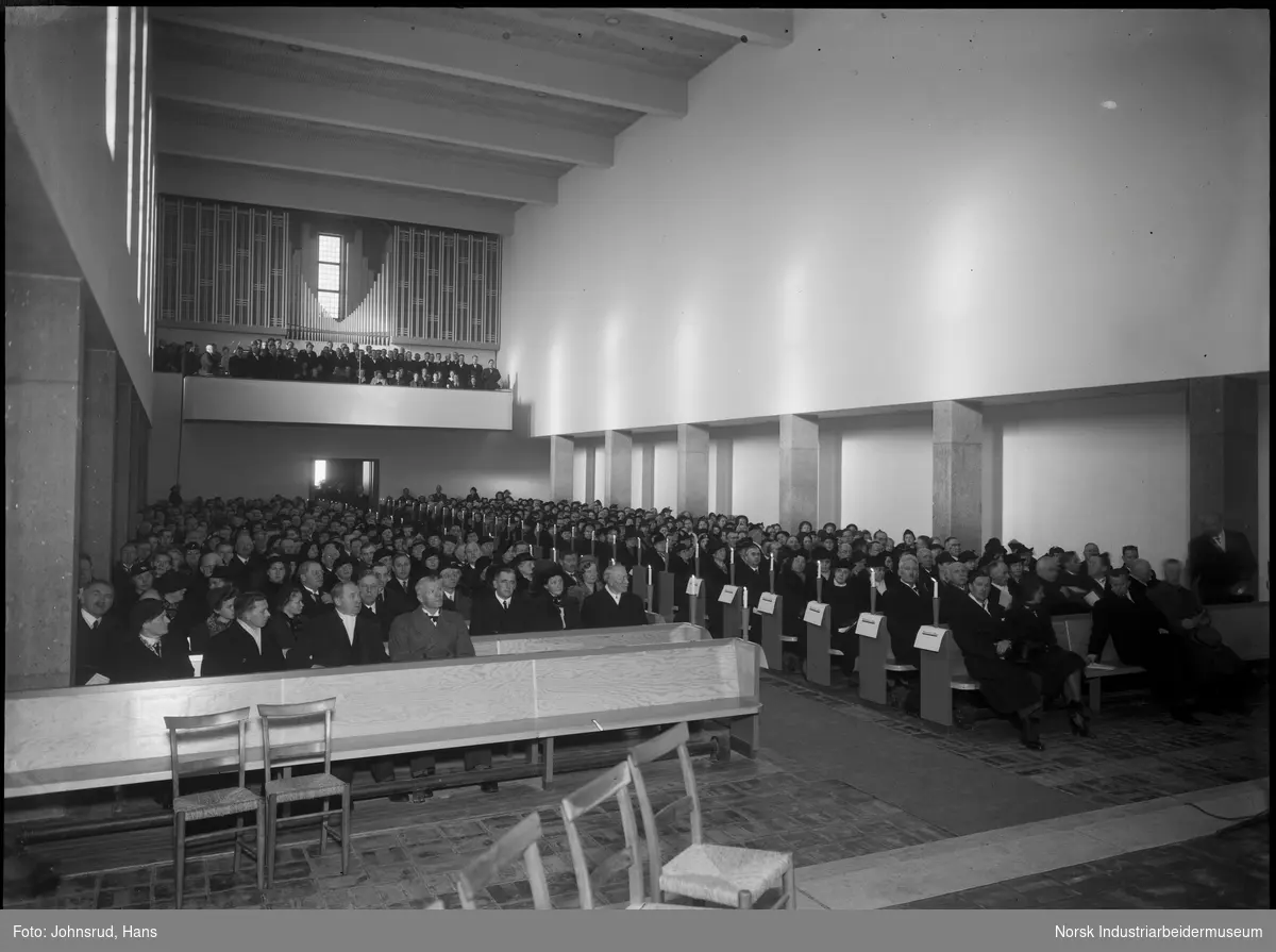 Kirkeinnvielsen av Notodden Kirke 1938. Gudstjeneste i kirken.