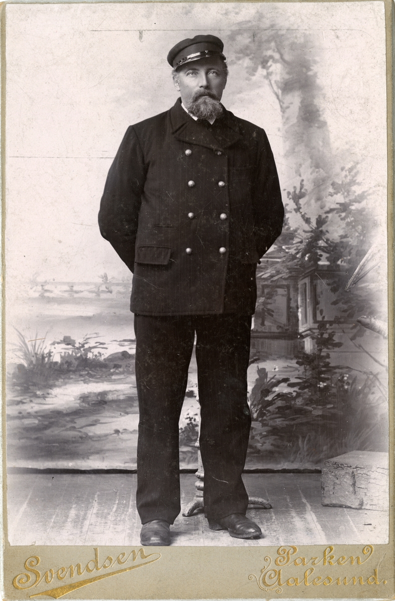 Portrett av Knut Synnæss, fører av R/S 3 'Tordenskjold' (b.1889)(Thor Martin Jenssen i Porsgrunn)
