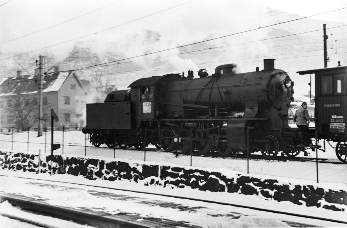 Damplokomotiv type 33a nr. 300 med kipptog på Kronstad stasjon.
