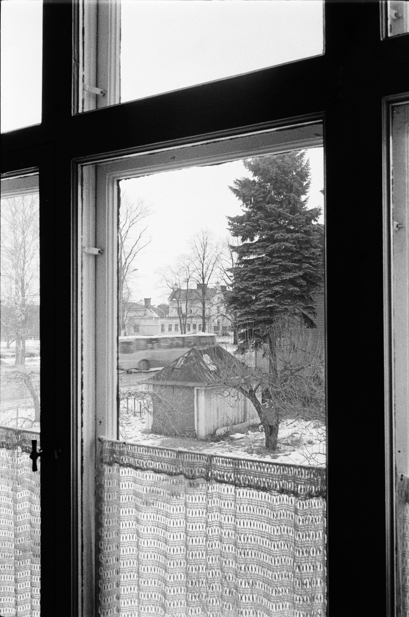 Utsikt från köksfönster, övre våningen, Enköpings Kvarnstensfabrik, Bangårdsgatan 13, Enköping, Uppland 1984