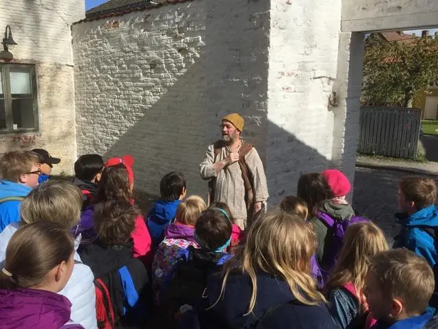 Elevene får et levende møte med historien når de besøker Gamlebyen og Fredrikstad Museum.