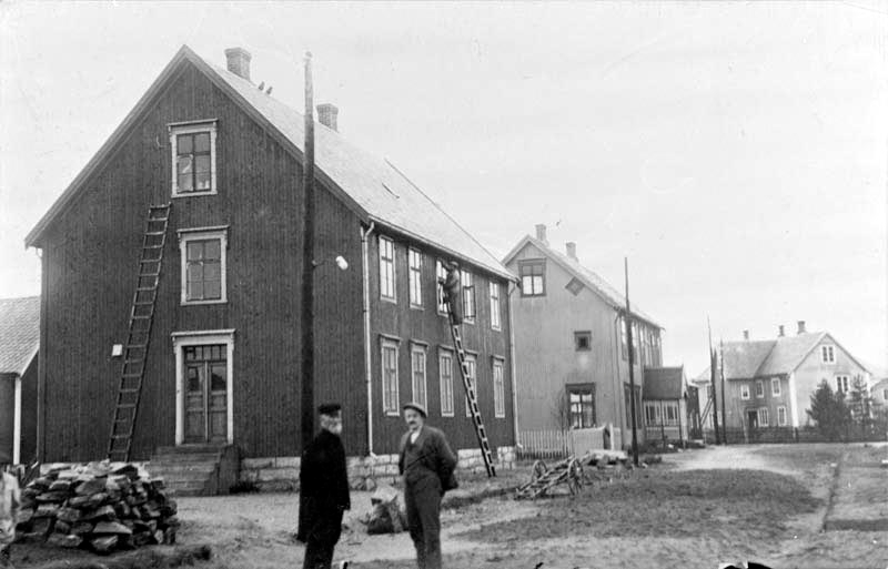Chr. Qvales gate med nybygd gamlehjem. To menn utenfor, han med kasjett er Johan Erlandsen.
