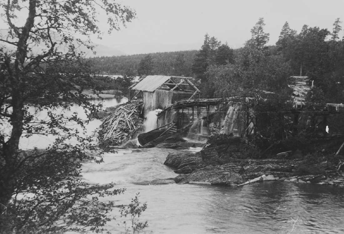 Nedre Røssåga, opprinnelig arkivnr. 0033-b.
Røssvatnet, reguleringsberørt bebyggelse Sørdal