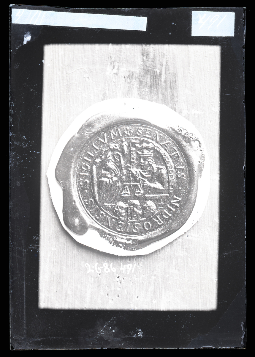 En variant av Trondheims bysegl fra 1500-tallet. Tekst, omskrift (legende): SIGILLUM SENATUS NIDROSIENSIS.