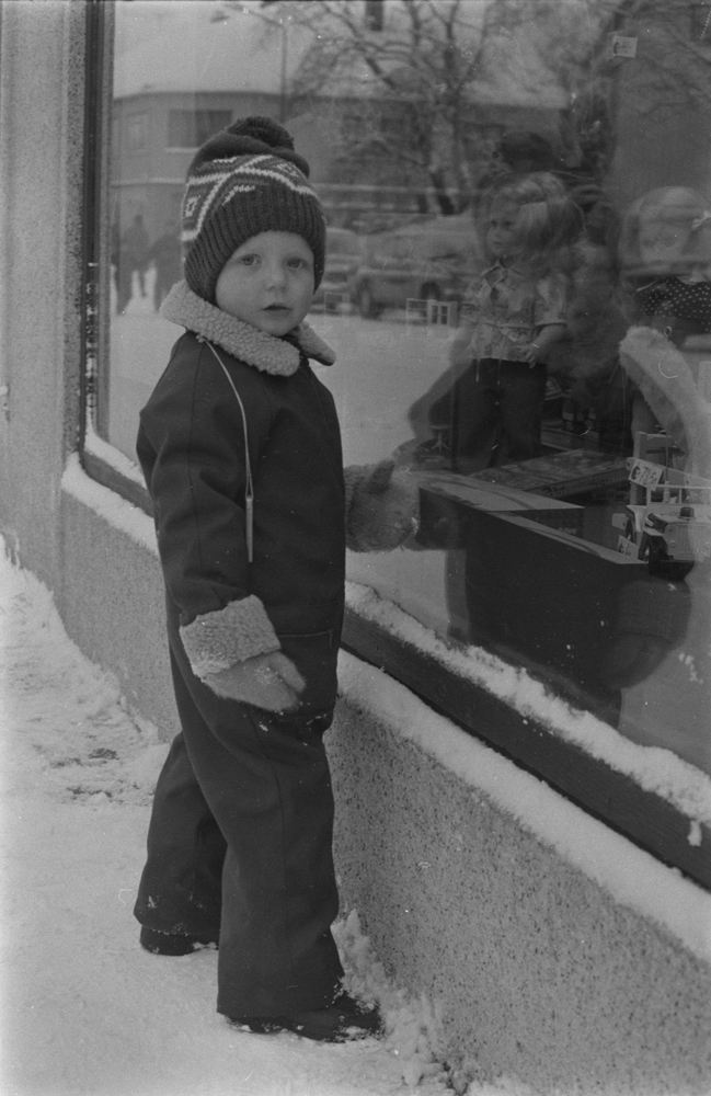 Barn utenfor til lekebutikk i C.M.Havigsgt. Julereportasje.