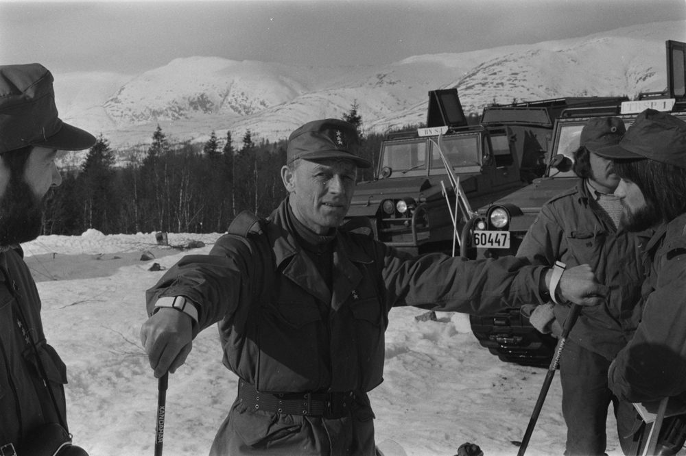Repetisjonsøvelse på Drevjamoen. 
Kaptein Øyen med skistaver, soldater, 2 bandvogner den ene av typen Volvo BV202N med registreringsnummer 60447