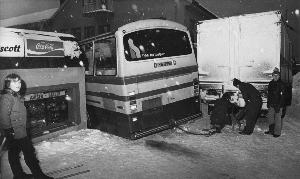 Buss (Scania 1977-modell) som har kollidert med kiosk i Sandnessjøen
