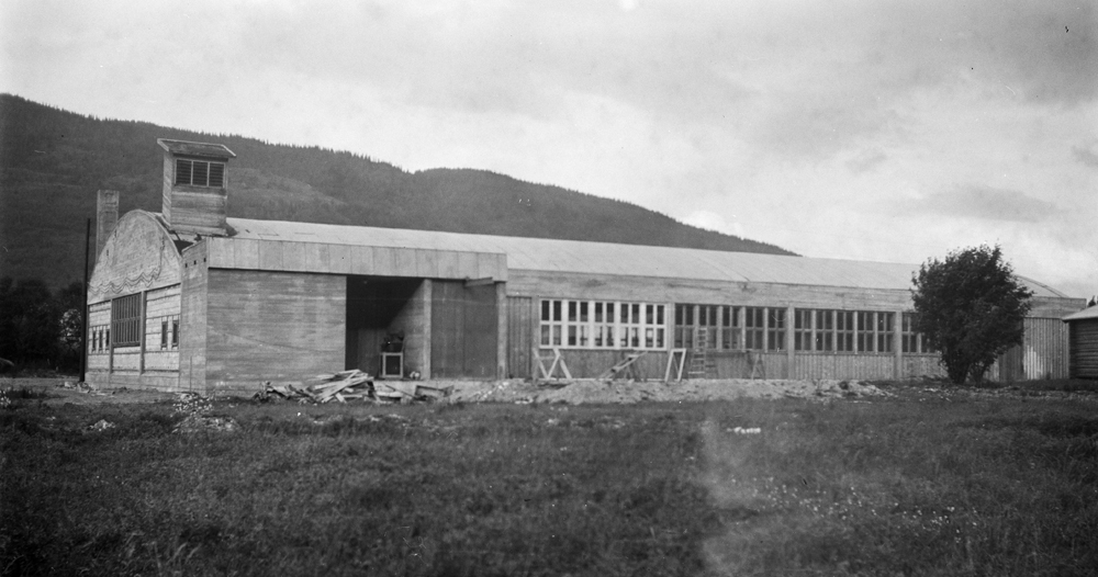 Byggingen av Mosjøen Veveri. Den første bygningen.