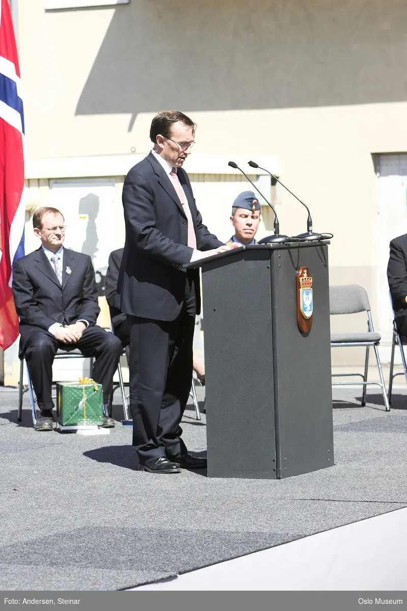 Politiker, militær, marine. forsvarsminister, forsvarssjef, uniform, talerstol, publikum, tilskuere, presse, media, korps, gaveoverrekkelse, parade, båt