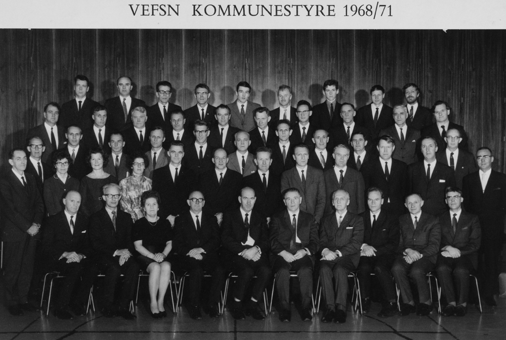 Vefsn Kommunestyre 1968/71.
Første rekke: K. Wold, E. Almås, E. Odden, P. Almås, varaordfører H. Setten, ordfører A. Aalbotsjord, R. Bakke, S. Segtnan, K. Mjåvatn, T. Vikdal.
Andre rekke: I. Petersen, A.H. Hammer, B. Eide, T. Søfting, E. Sørvig, G. Nyhagen, E. Jensen, H. Gjessing, P.-A. Holmberg, O. Johnsen, J. Folstad, finansrådmann E. Hugaas.
Tredje rekke: E. Johansen, teknisk rådmann A. Bruset, H. Knutli, P. Tverå, J. Johnsen, R. Greva, O. Nergård, B. Bertheussen, R. Jakobsen, form.sekr. J. Bertelsen.
Fjerde rekke: N.J. Tempelhaug, O. Selfors, E. Svedal, E. Digermul, M. Vikhammer, A. Øksendal, E. Eiterstraum, R. Utnes, G. Jarnæs, K. Halse.
Femte rekke: M. Sjøvoll, H. Ravnå, R. Sivertsen, S. Mikalsen, Bj. Olderskog, H. Almås, R. Luktvasslimo, Å. Solheim, Bj. Bjerkeseth.
Fraværende: P. Hyttebakk, Fr. Storm Johansen, Å. Svartvatn, Å. Almlid, E. Olsen, E. Angermo, H. Kastnes, O. Lading, R. Jakobsen, N. Fossheim.