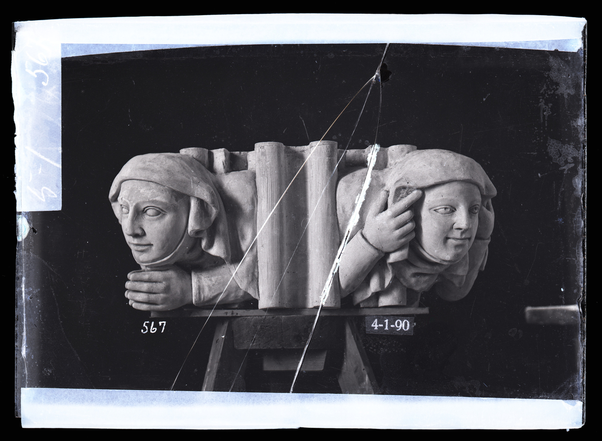 Gipsmodell til anfangerfigur i midtskipshvelvet i koret i Nidarosdomen. To hoder, den ene personen folder hendene til bønn. Skulptør ukjent.