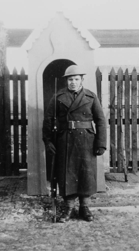 Soldat Artur Gundersen på vakt i Carronbridges, Shetland 1941.
