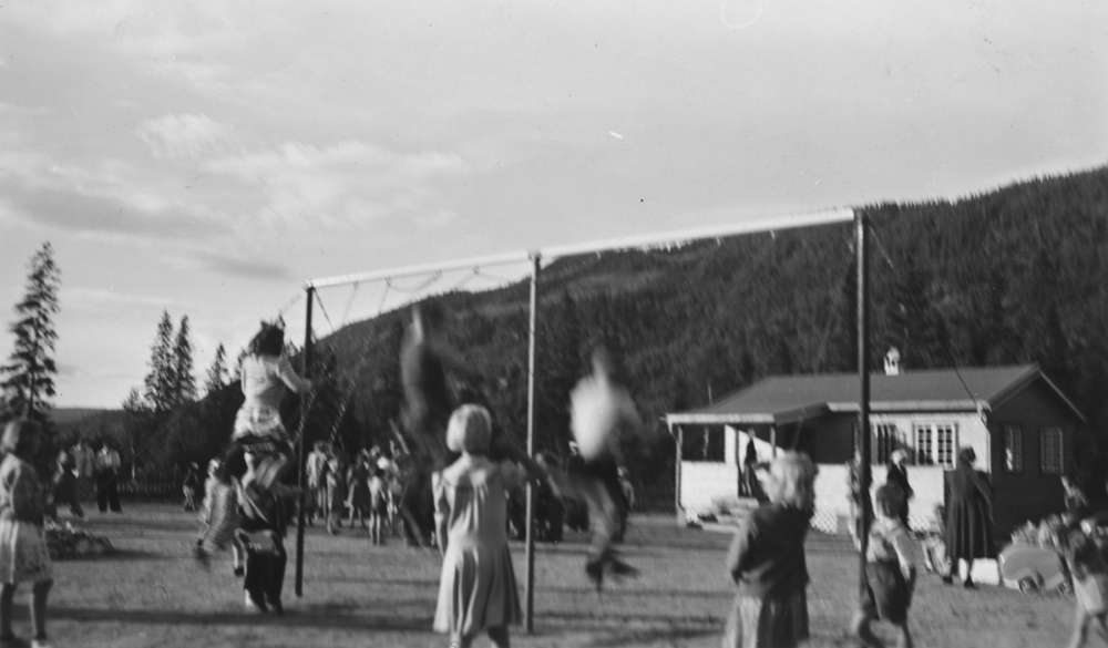 Barn i Kippermoen barnepark. Barn som bruker huske. - Helgeland Museum ...