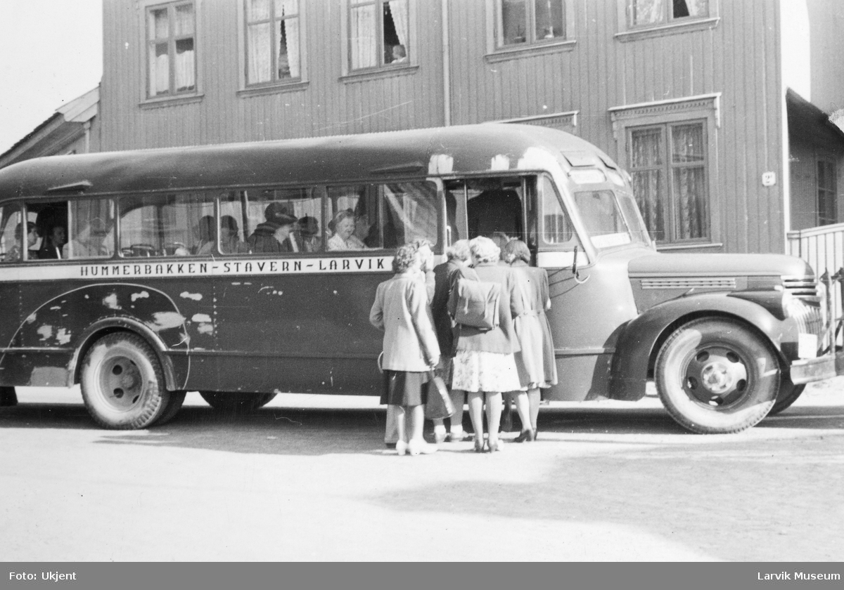 Bilder av ansatte på Brynje trikotasjefabrikk på tur til Oslo. Fra bussturen til Oslo og Vigelandsparken.