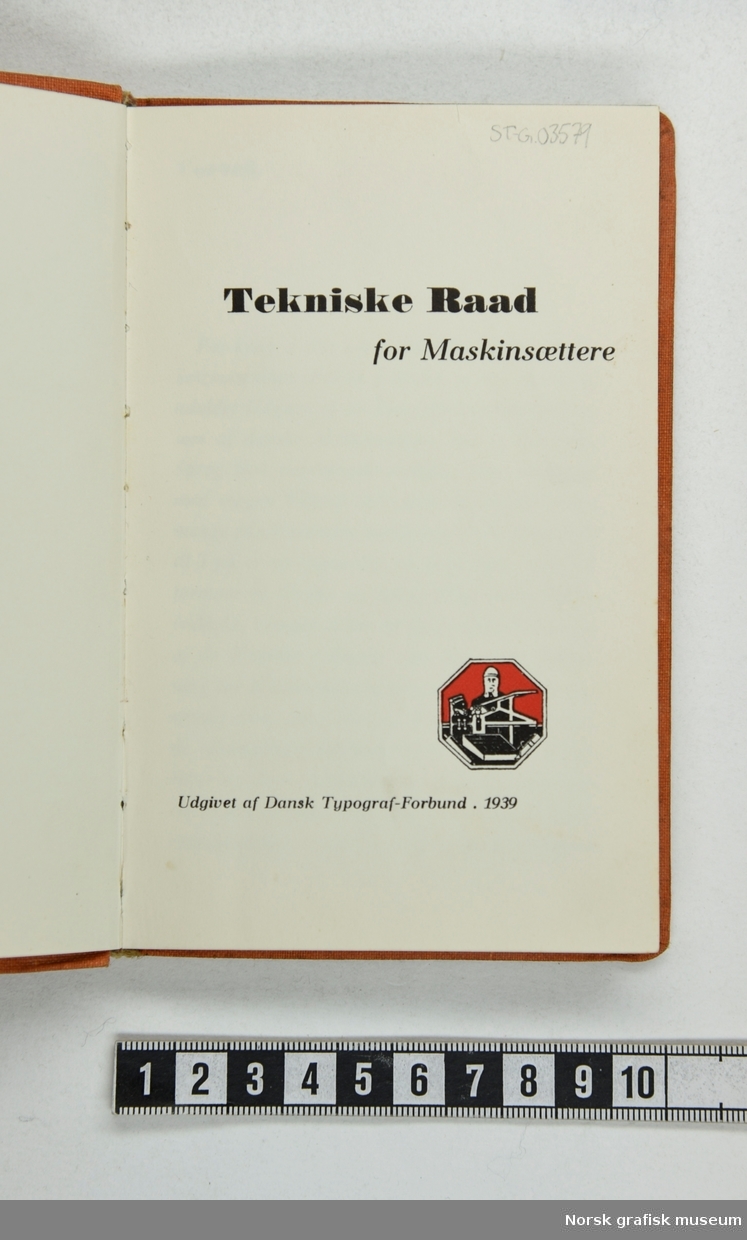 Dansk oversettelse av de viktigste kapitlene i en tysk instruksjonsbok i maskinsetting.